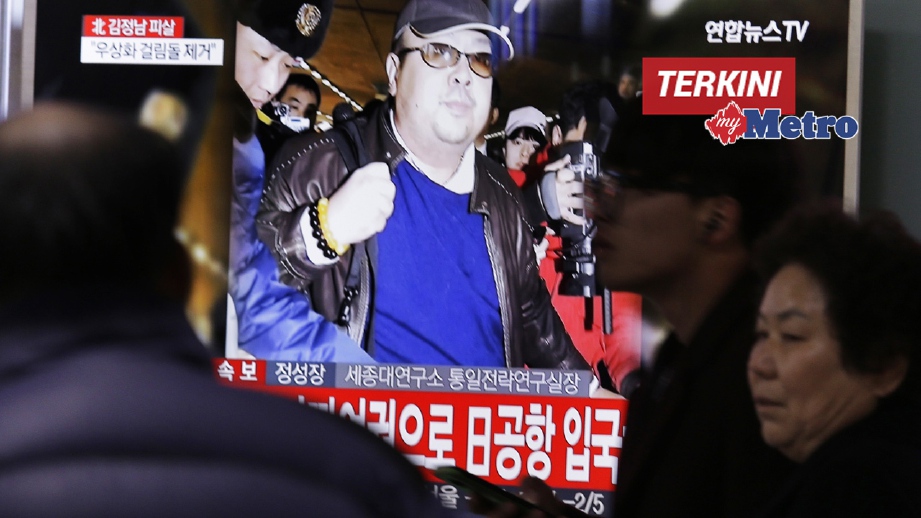 LAPORAN pembunuhan Kim Jong-nam disiarkan di Stesen Kereta Api Seoul, Korea Selatan pada 14 Februari lalu. FOTO AP