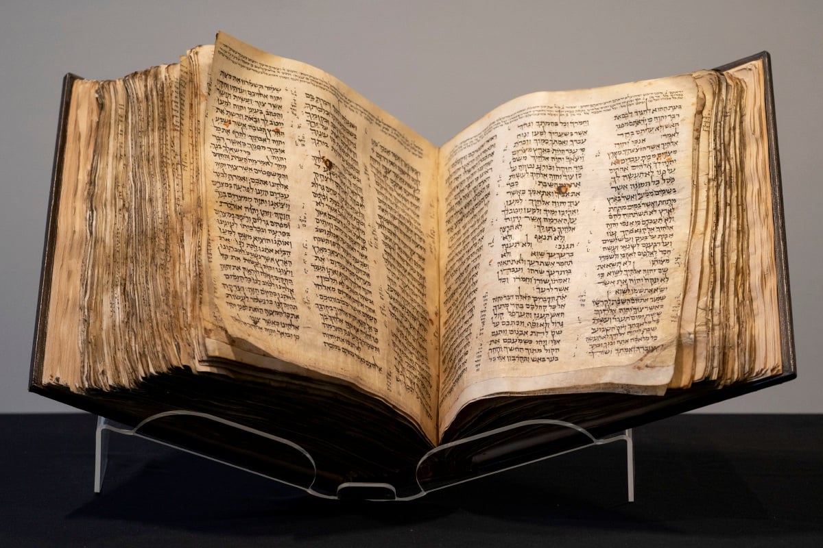 KITAB Injil tertua yang ditulis dengan bahasa Ibrani . FOTO AP