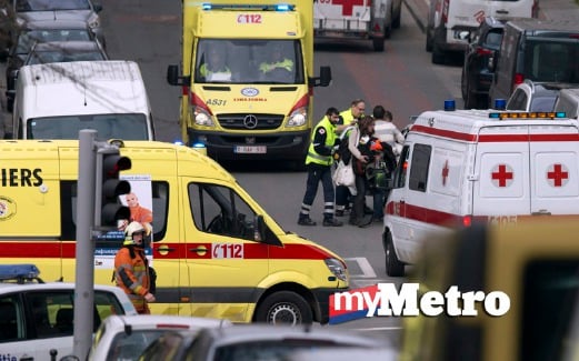 MANGSA cedera dipindahkan oleh anggota keselamatan selepas letupan di stesen metro di Brussels. FOTO AP
