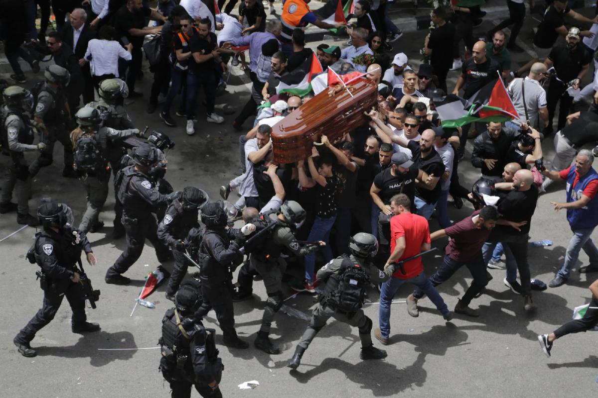 POLIS Israel bertempur dengan penduduk Palestin yang mengusung jenazah wartawan Palestin-Amerika Syarikat, Shireen Abu Akleh yang terbunuh di Jenin, Tebing Barat. FOTO AP