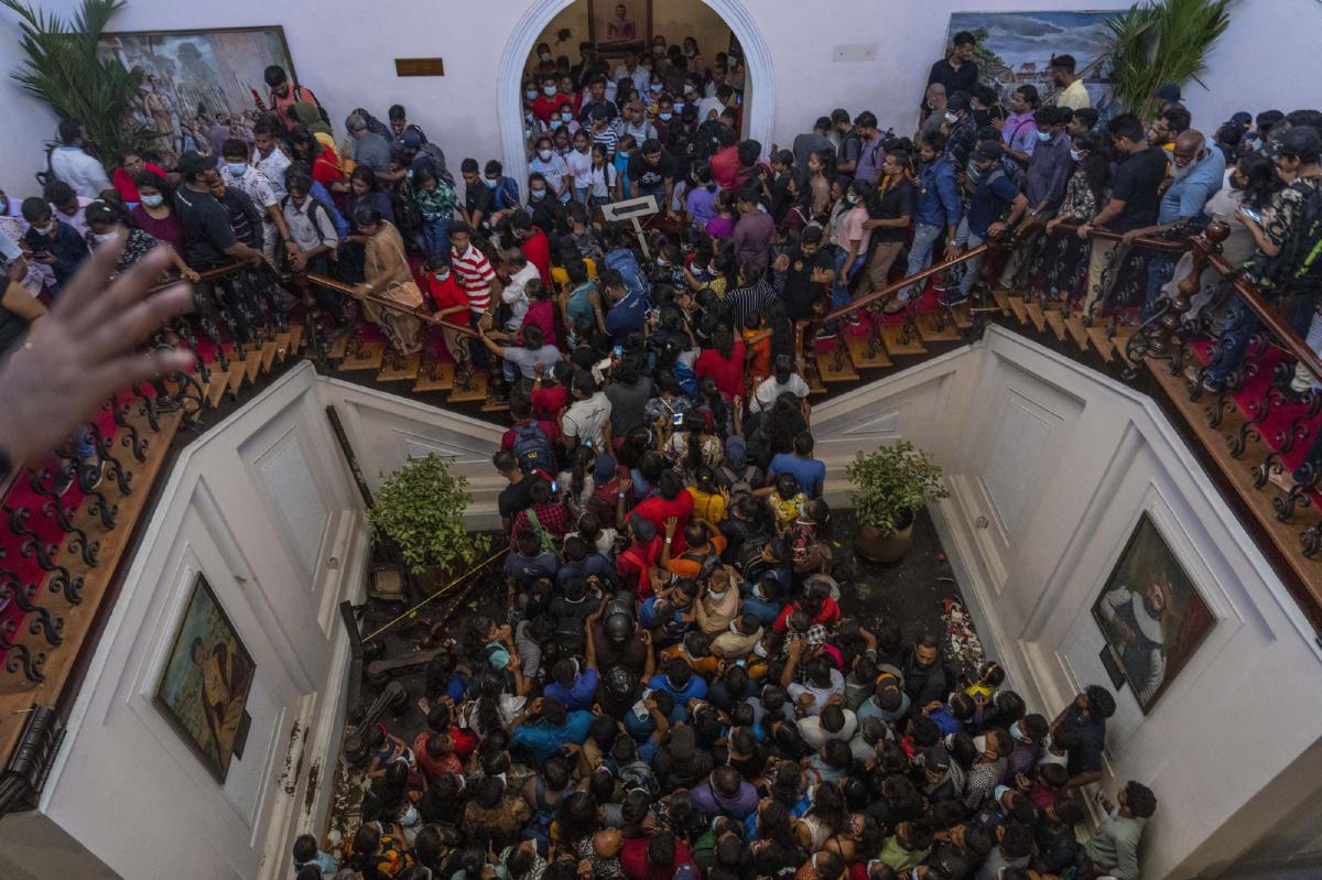 ORANG ramai menyerbu kediaman bekas presiden Sri Lanka, Gotabaya Rajapaksa di Colombo, Sri Lanka. FOTO AP