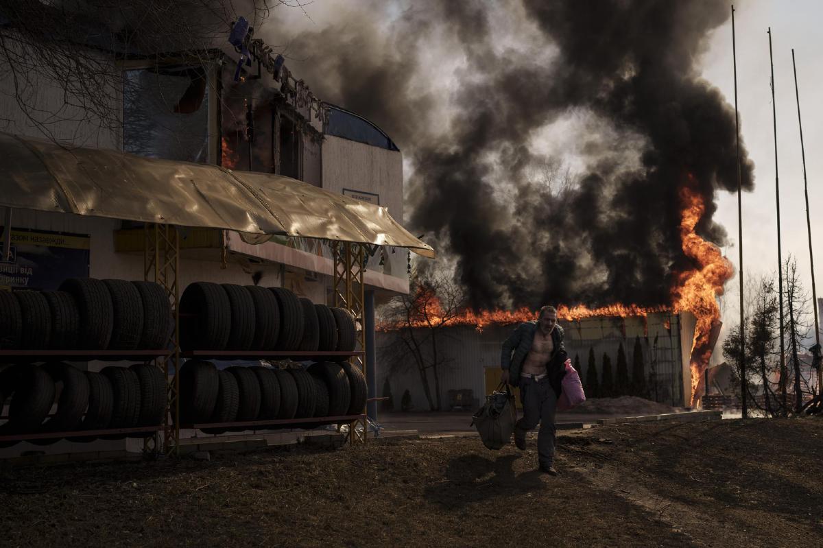 LELAKI mengutip barangan dari kedai yang terbakar di Ukraine selepas serangan Rusia, di Kharkiv, Ukraine. FOTO AP