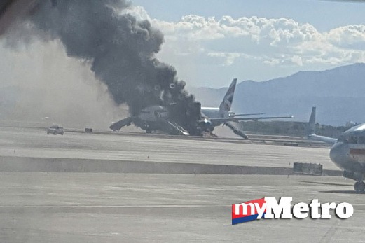 PESAWAT British Airways terbakar ketika bersedia untuk berlepas. FOTO AP/Eric Hays