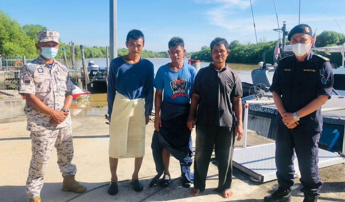 TIGA nelayan yang terselamat selepas bot yang dinaiki mereka mengalami kerosakan akibat terlanggar objek keras di 3.5 batu nautika barat Pantai Sanglang. FOTO Ihsan APMM