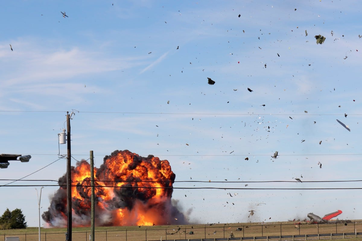 RAKAMAN gambar milik Nathaniel Ross Photography menunjukan kesan letupan sepelas dua pesawat tentera bertembung di udara. FOTO AP 