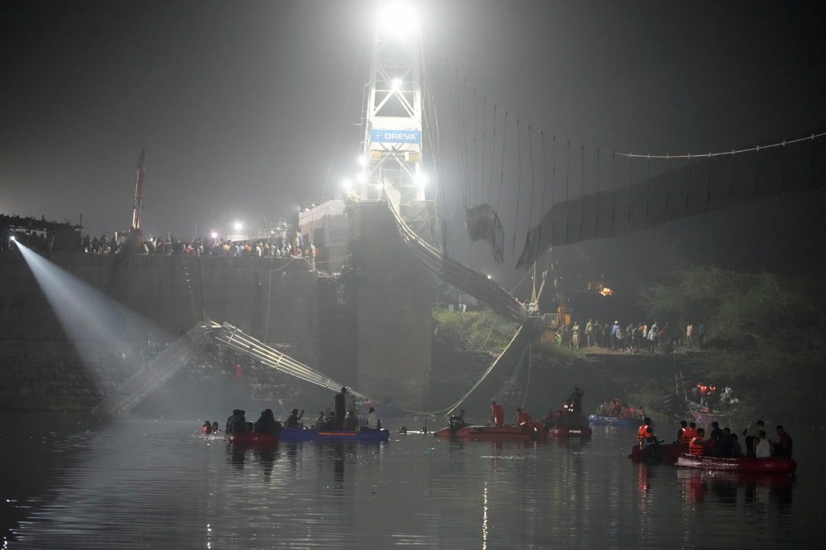 PASUKAN penyelamat menjalankan operasi mencari an menyelamat susulan sebuah jambatan runtuh di Gujarat. FOTO AP