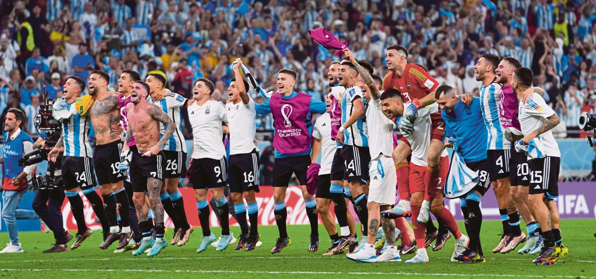 PEMAIN Argentina meraikan kejayaan mara ke suku akhir Piala Dunia di Stadium Ahmad Bin Ali di Doha, Qatar. FOTO AP