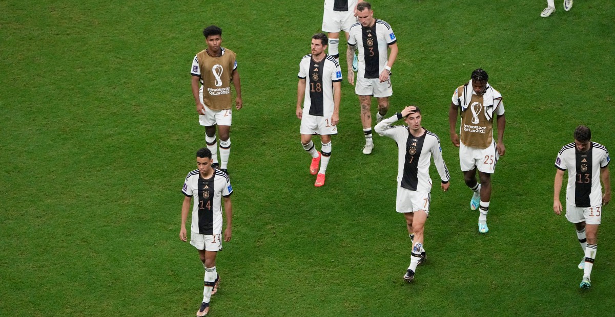 PEMAIN Jerman kecewa selepas tersingkir di peringkat kumpulan Piala Dunia Qatar. FOTO AP 