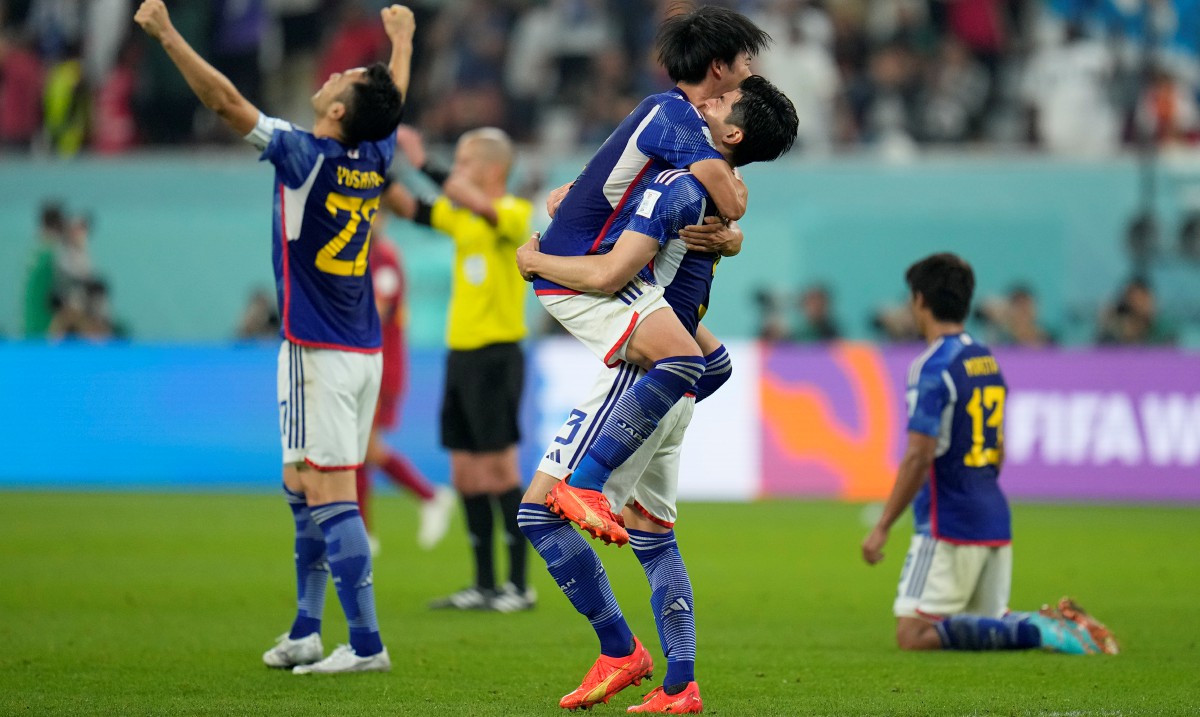 PEMAIN Jepun meraikan kejayaan mengalahkan Sepanyol. FOTO AP