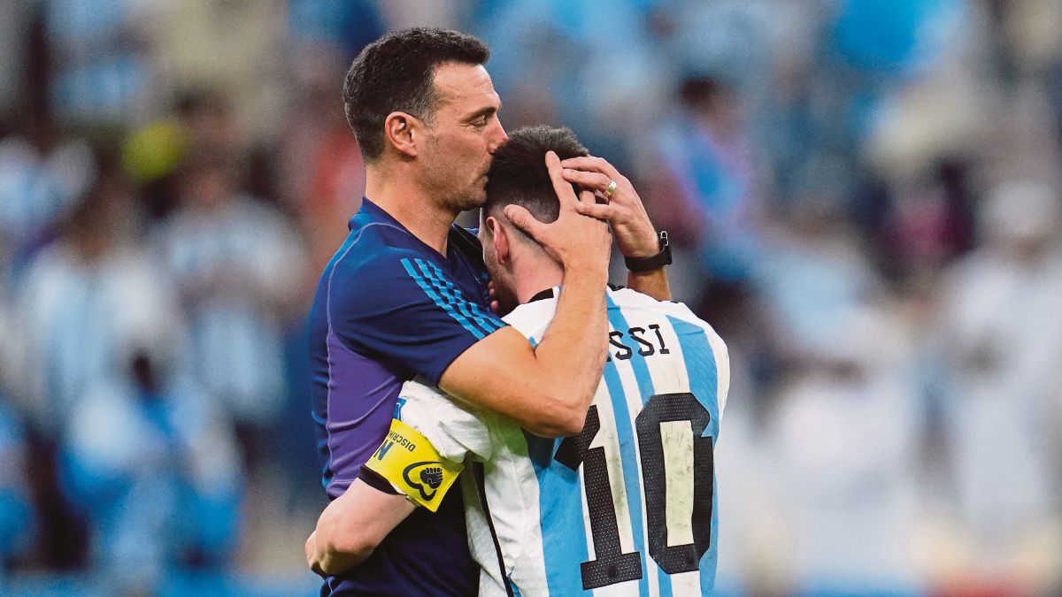 SCALONI (kiri) memeluk dan mencium Messi selepas Argentina menewaskan Belanda di suku akhir. FOTO AP 