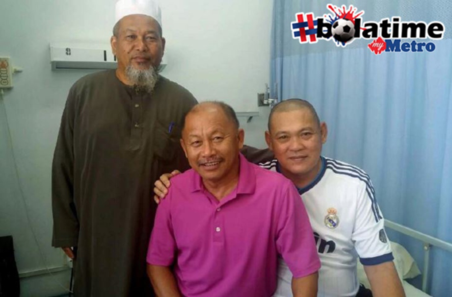 LEGENDA bola sepak negara Mohd Raimi Mohammed Jamil (kanan) dikunjungi bekas mendapat rakan sepasukannya ketika mewakili negara era 80-an Razip Ismail (tengah) dan Akob Hitam. - Foto Ihsan Mohd Raimi Mohammad Jamil