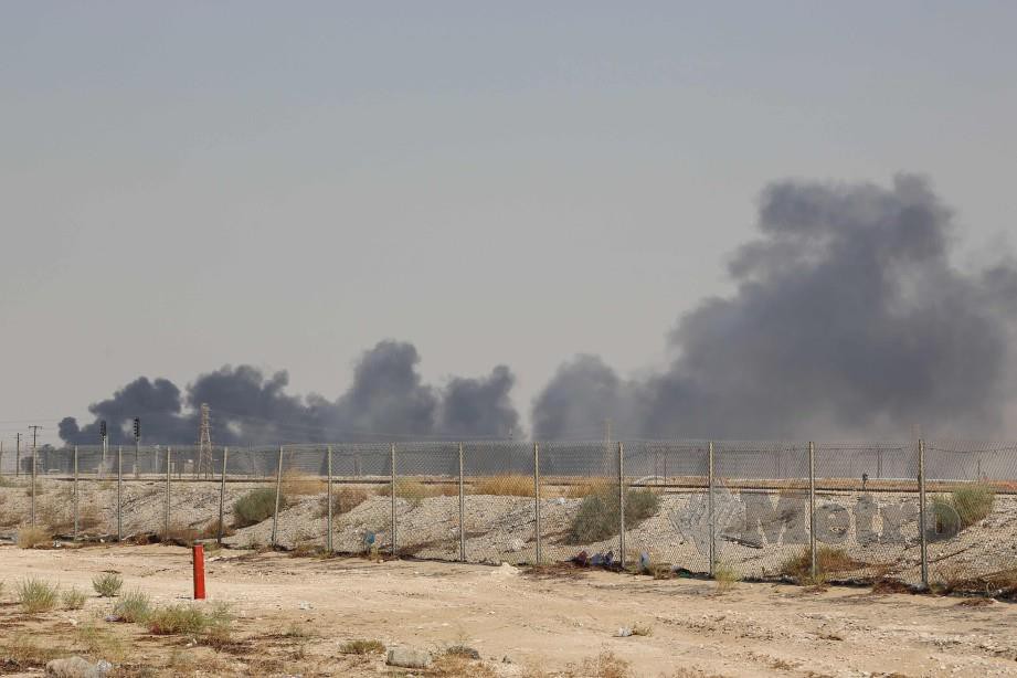 DUA loji Aramco diserang pemberontak Huthi. FOTO/AFP