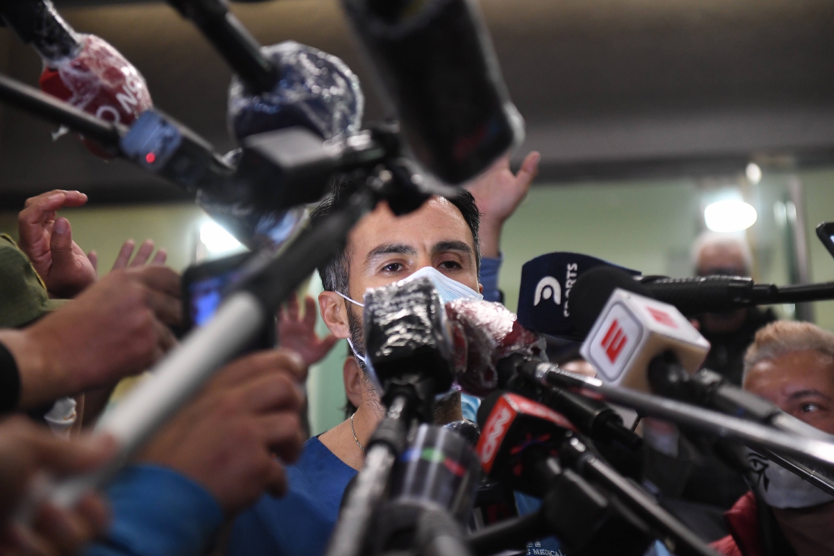 LUQUE menjawab soalan pemberita selepas selesai menjalankan pembedahan ke atas Maradona di Olivos, Buenos. FOTO AFP 