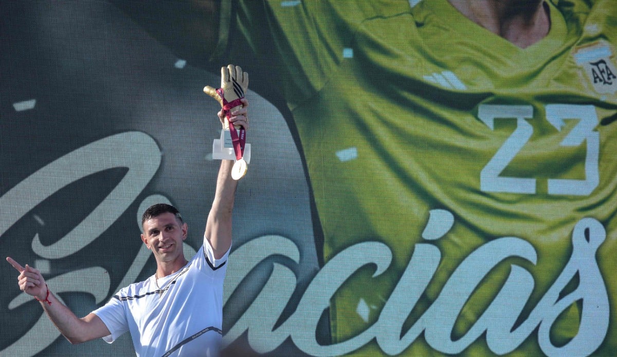MARTINEZ bersama trofi sarung tangan emas yang diraihnya. -FOTO AFP 
