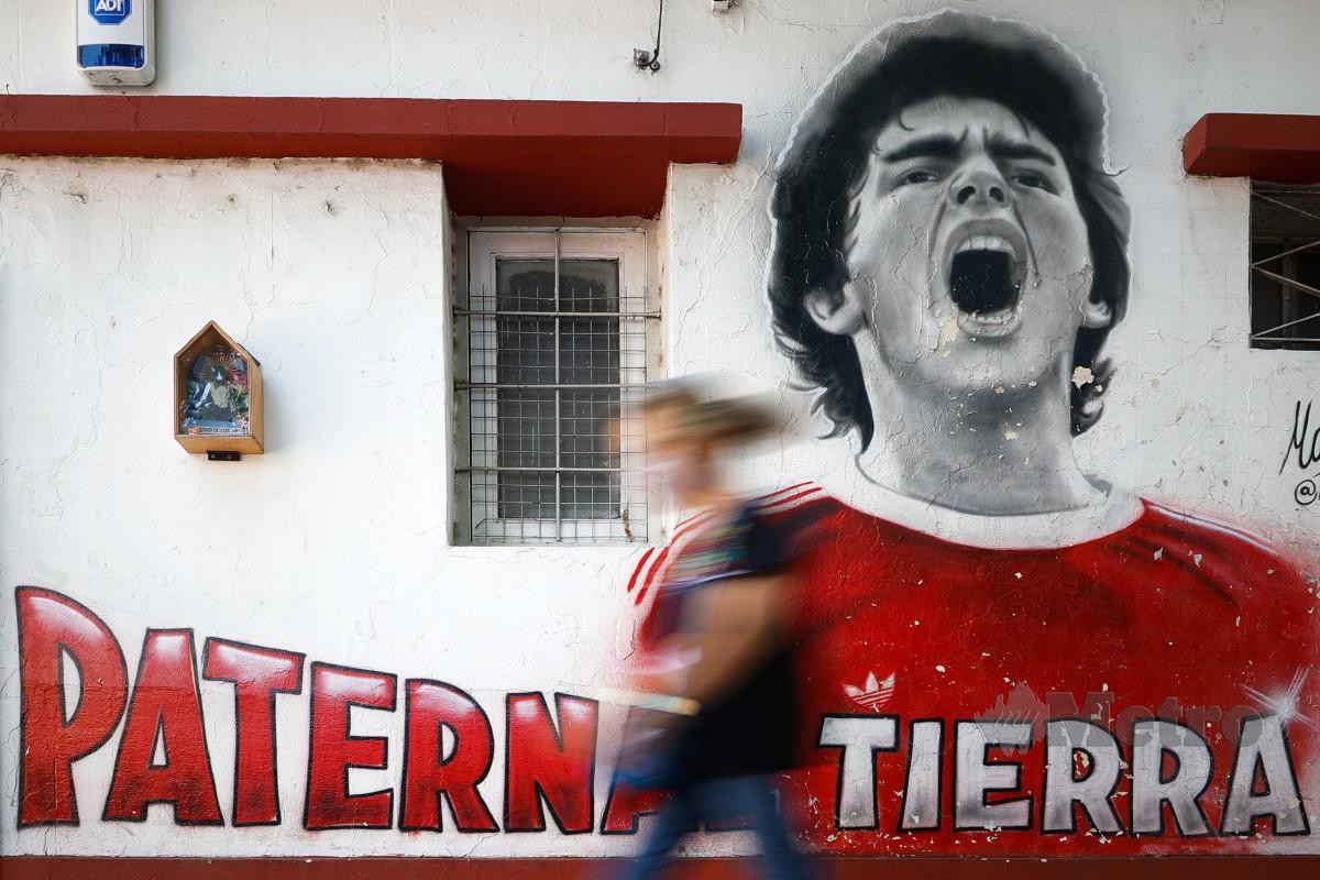 DUNIA meraikan ulang tahun pertama kematian Maradona. -FOTO EPA
