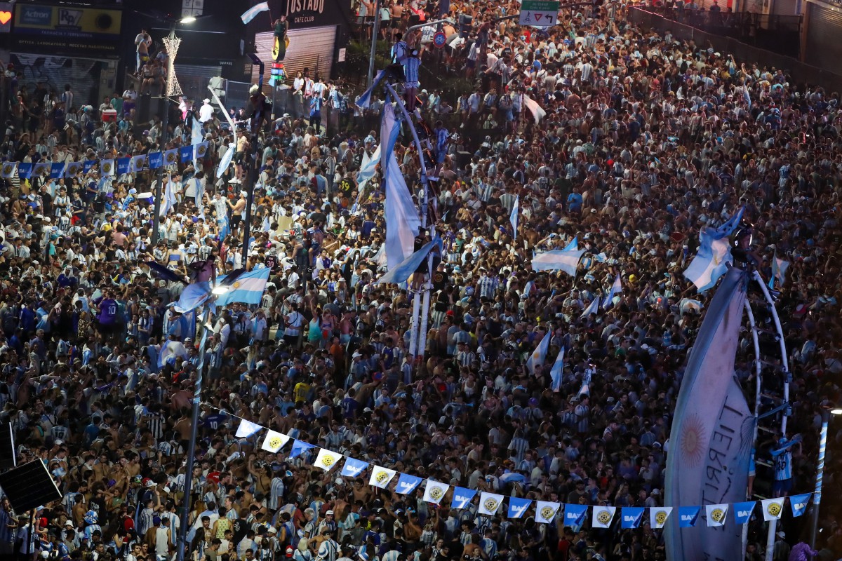 KEMENANGAN Argentina diraikan jutaan rakyat. -\sFOTO EPA