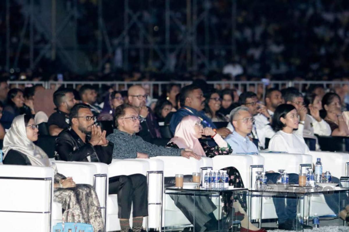 Perdana Menteri, Datuk Seri Anwar Ibrahim bersama isteri, Datuk Seri Dr Wan Azizah Wan Ismail dan Menteri Komunikasi dan Digital, Fahmi Fadzil menonton persembahan AR Rahman.