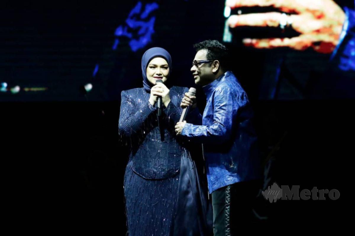 Siti Nurhaliza menjayakan persembahan bersama AR Rahman. FOTO Aizuddin Saad