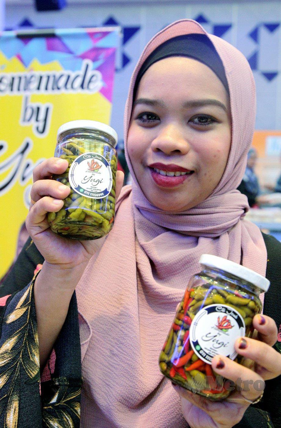 AYU mempromosikan produk cili jeruk. FOTO Nik Hariff Hassan   