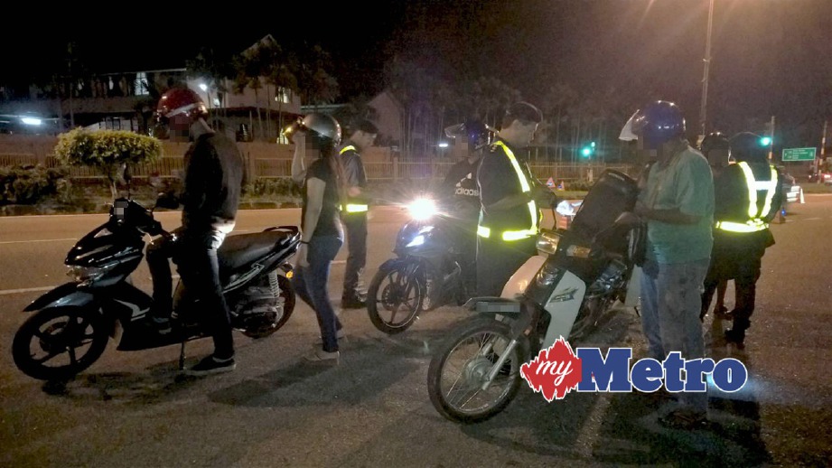ANGGOTA Penguatkuasa JPJ memeriksa motosikal dalam Operasi Khas Motosikal selama tiga jam. FOTO Omar Osman