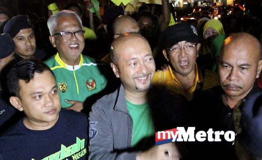 MUKHRIZ (tiga kanan)  bersama Mahfuz (empat kanan) hadir di Perhimpunan Sokong Mukhriz Mahathir Kekal sebagai Menteri Besar di Perkarangan Stadium Darulaman pada 1 Februari. FOTO fail NSTP Sharul Hafiz Zam