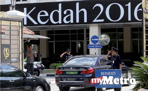TUNKU Temenggong Kedah, Tan Sri Tunku Sallehuddin Sultan Badlishah tiba di Wisma Darulaman. FOTO Eizairi Shamsudin