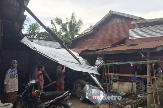 ORANG ramai melihat keadaan rumah yang rosak teruk di Kampung Sungai Nonang dekat Simpang Empat. FOTO Zahratulhayat Mat Arif
