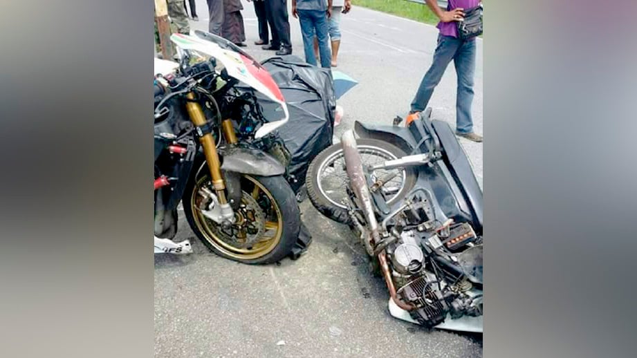 KEADAAN motosikal yang terbabit dalam kemalangan di persimpangan lampu isyarat. FOTO ihsan pembaca