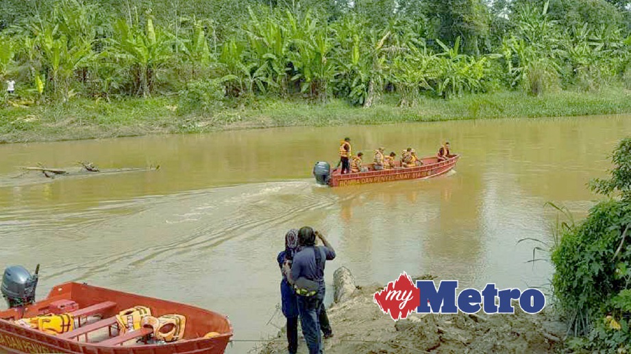 ANGGOTA Bomba dan Penyelamat dari Sungai Petani melakukan pencarian mangsa yang dikhuatiri lemas di Sungai Kuala Merah. FOTO ihsan pembaca