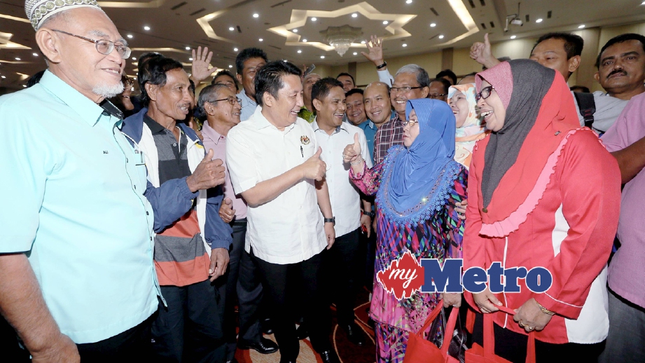 AHMAD Jazlan (tengah) bersama Exco Penerangan,Pembangunan Luar Bandar dan Pembasmian Kemiskinan Negeri Kedah, Datuk Mohd Tajudin Abdullah (lima kiri) beramah mesra selepas majlis penutup. FOTO Amran Hamid