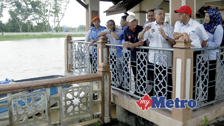 AHMAD Bashah (tiga kanan)  meninjau keadaan Sungai Kedah yang dalam proses dinaik taraf untuk mengatasi masalah  banjir di Jeti Muzuim Negeri Kedah. FOTO Amran Hamid