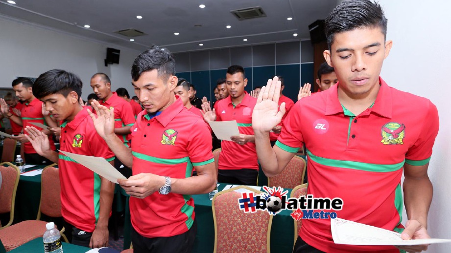 PEMAIN pasukan bolasepak Kedah bersama pengurusan KFA membaca  ikrar. FOTO Amran Hamid