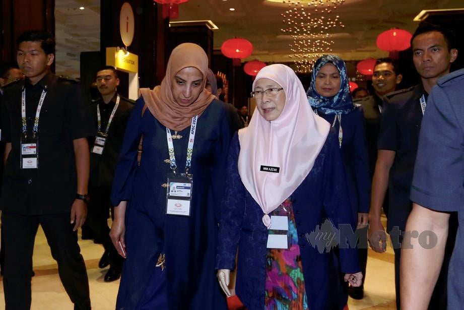 WAN Azizah (kanan) bimbang dengan hasil kajian SKMM mengenai Kajian Pengguna Internet 2018. FOTO NSTP