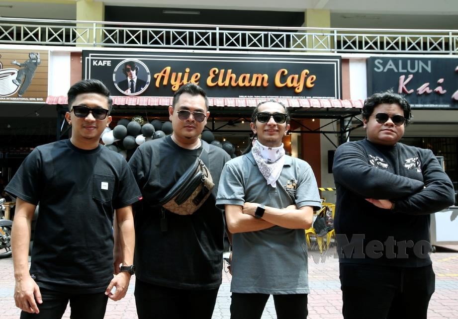 Ayie Floor 88 bersama kumpulannya di majlis perasmian kedainya Ayie Elham Cafe di Platinum Walk, Setapak. FOTO EIZAIRI SHAMSUDIN