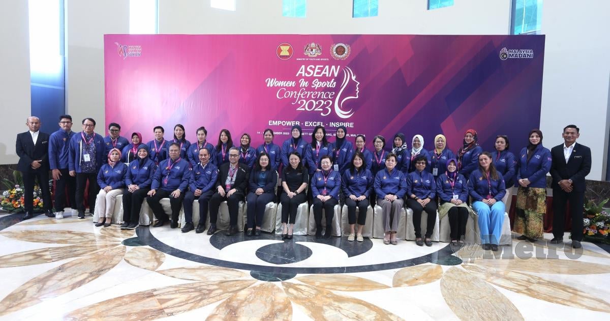 HANNAH Yeoh bergambar dengan pengajur dan ahli Jawatankuasa ketika seminar Asean Women In Sport di Grand Dersert Hotel, Subang Jaya. FOTO Amirudin Sahib