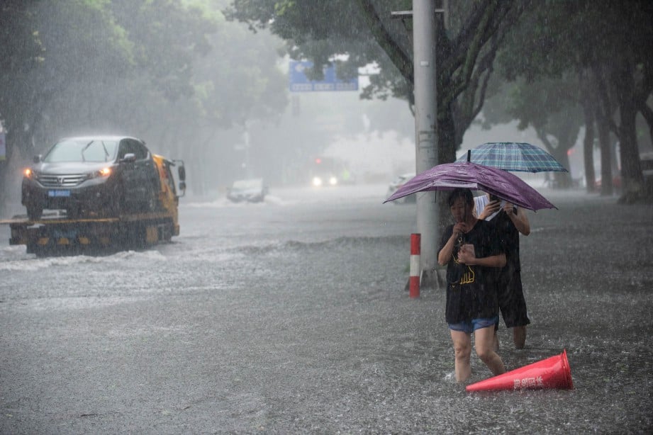 PIHAK berkuasa memberi amaran banjir kilat dan tanah runtuh dijangka berlaku. FOTO REUTERS