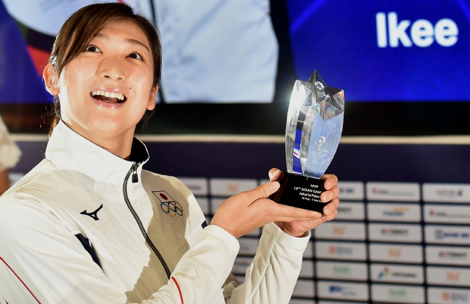 PERENANG Jepun, Ikee Rikako memperaga trofi selepas dinobat Pemain Paling Bernilai (MVP) Sukan Asia 2018 dengan menggondol 6 emas. FOTO AFP