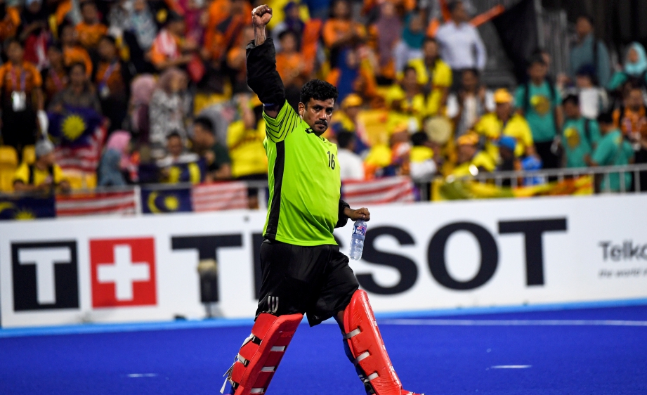 PENJAGA Gol Hoki Malaysia, S Kumar meraikan kejayaan setelah berjaya menewaskan pasukan India menerusi penentuan pukulan penalti shootout dengan 7-6. FOTO Bernama
