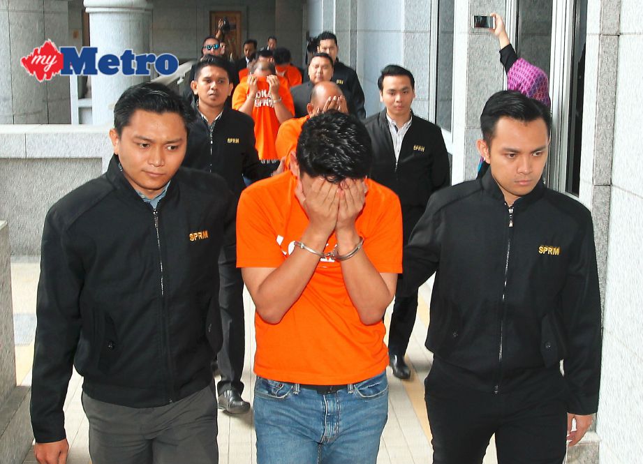 Pegawai SPRM membawa enam individu termasuk pegawai polis untuk direman bagi membantu siasatan kegiatan mengutip wang rasuah daripada pengusaha pusat judi haram dan rumah urut di Melaka. FOTO  Ahmad Irham Mohd Noor