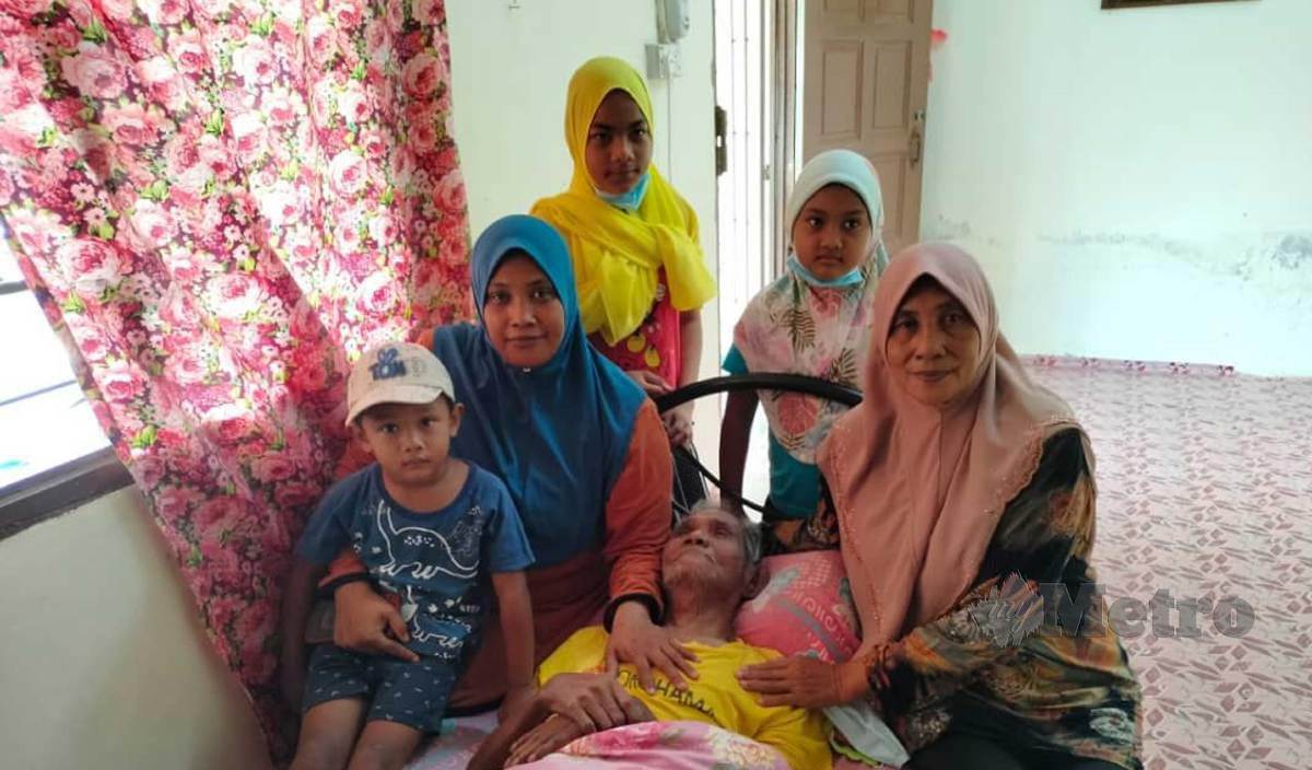 AZURAHAYATI (kiri) dan ibunya, Jaimah (kanan) bersama Hassan Sabu (tengah) di rumah mereka di Lorong Teratai Kanan, Jalan Bomba, Kampung Sungai Kajang Baru. FOTO Amirul Aiman Hamsuddin