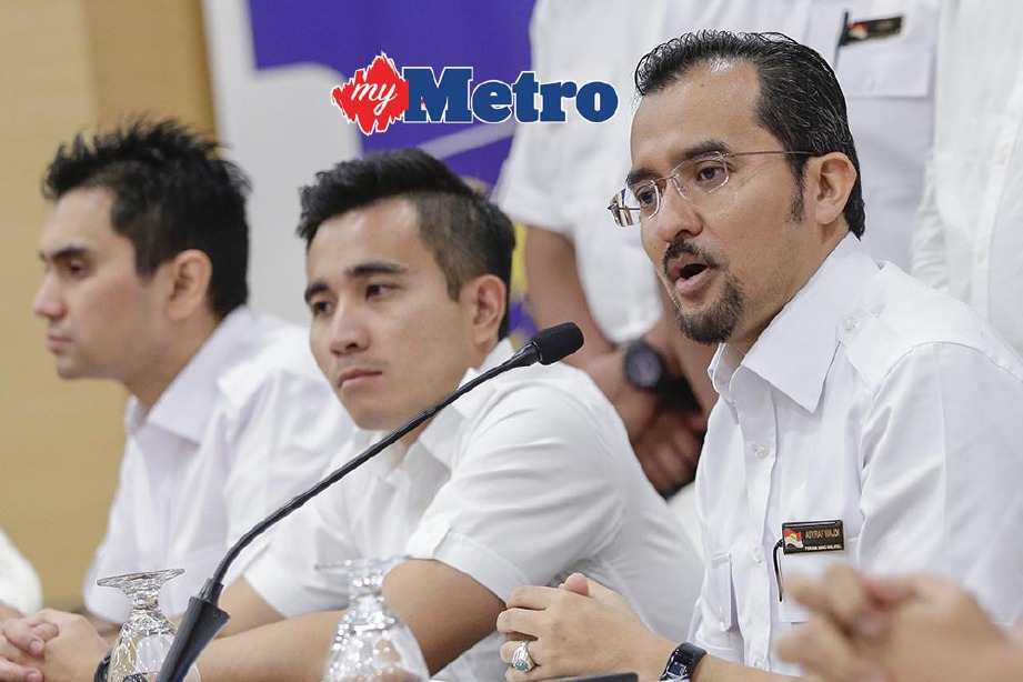 DR Asyraf (kanan) mengadakan sidang media selepas mempengerusikan Mesyuarat Exco Pergerakan Pemuda UMNO Malaysia di Menara Dato Onn, Kuala Lumpur. FOTO/AIZUDDIN SAAD