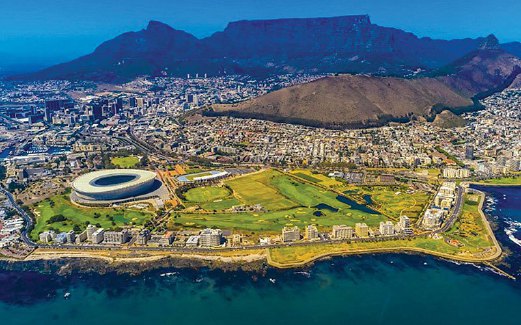 ANDA boleh menikmati pemandangan bandar Cape Town dan Gunung Table ketika pesawat tiba dari utara sebelum mendarat.
