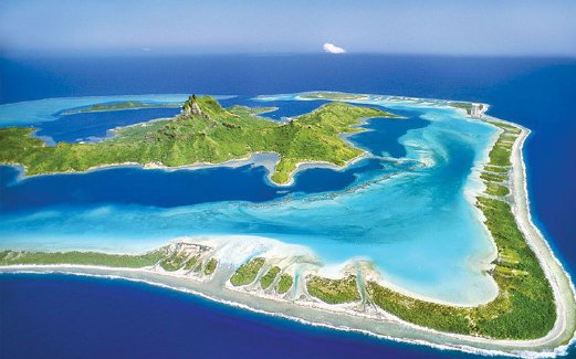 PEMANDANGAN pulau Bora Bora yang dirakam ketika pesawat mahu mendarat di pulau berkenaan.