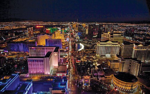 PEMANDANGAN bandar Las Vegas yang bercahaya dirakam ketika pesawat mendarat pada waktu malam.