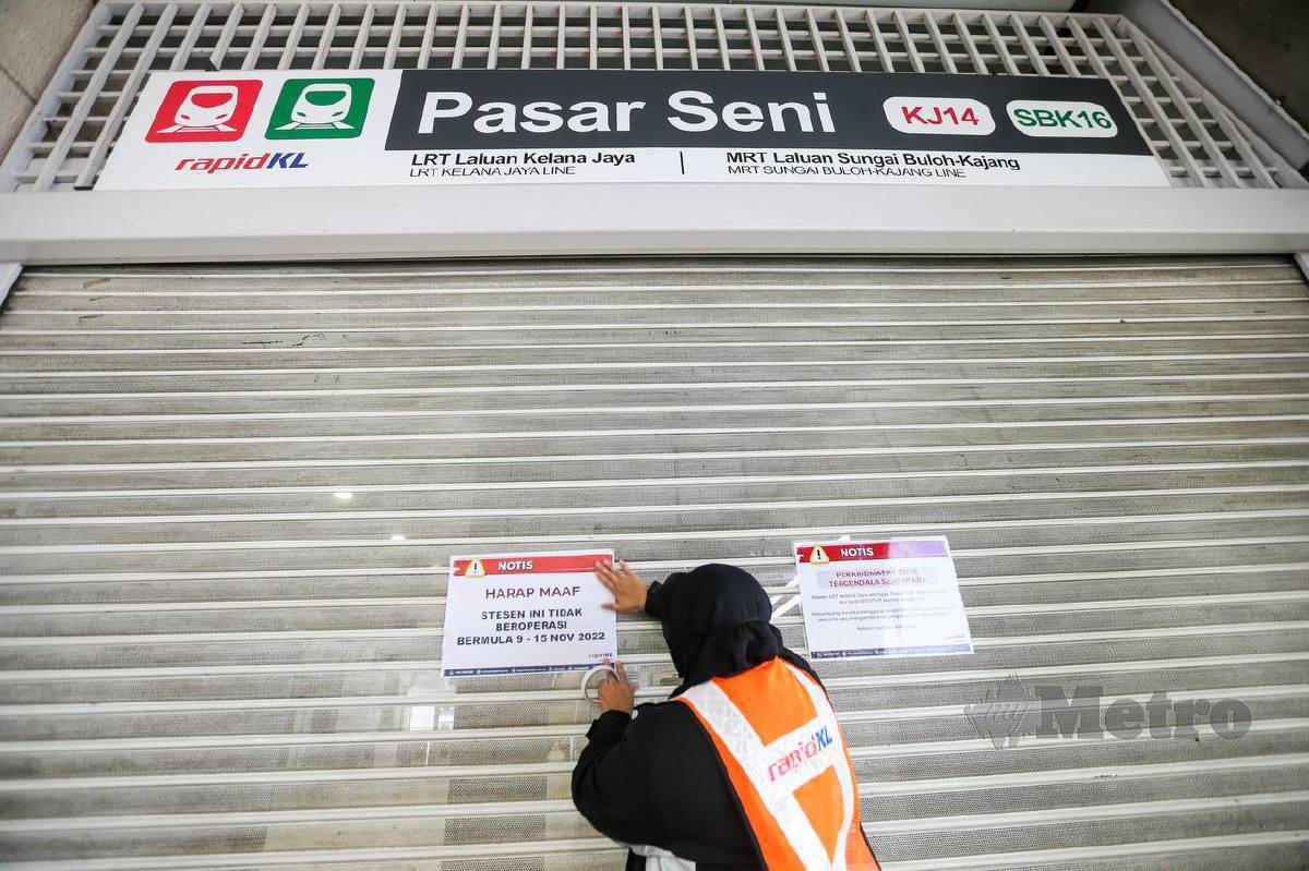 Kakitangan Rapid KL menampal notis pemberitahuan mengenai LRT Pasar Seni masih ditutup 09 hingga 15 November susulan mengalami masalah teknikal.  FOTO ASWADI ALIAS.