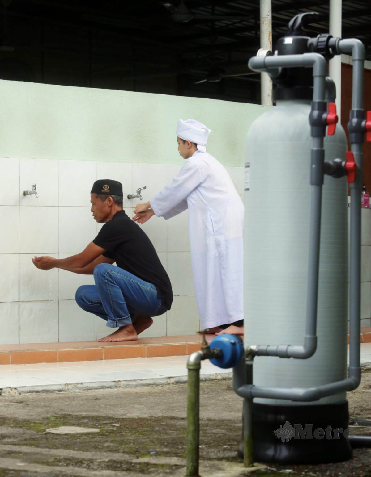 PENGGUNA Muslim boleh menikmati bekalan air tanpa rasa was-was dengan penapis air Waterco. FOTO Amirudin Sahib