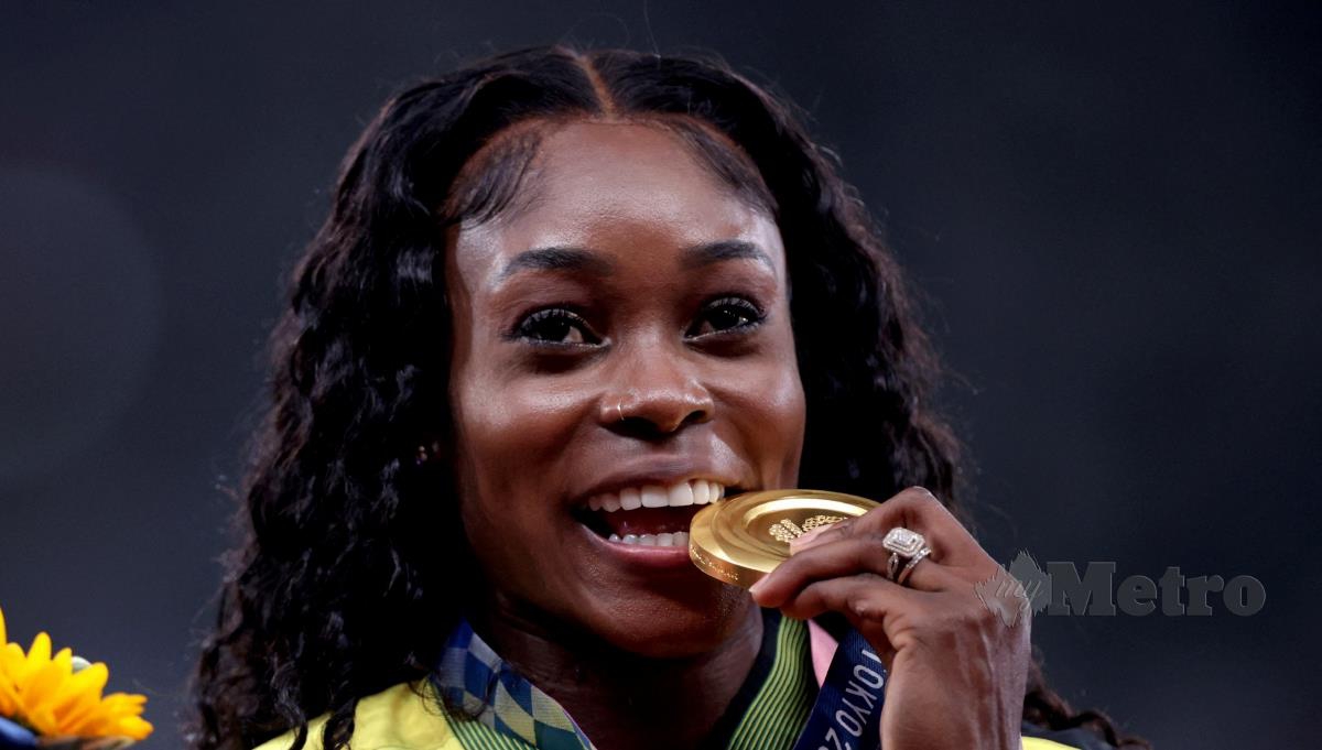 ATLET Jamaica, Elaine Thompson-Herah bersama pingat emas dimenangi dalam acara 100m di Sukan Olimpik Tokyo 2020. FOTO REUTERS 