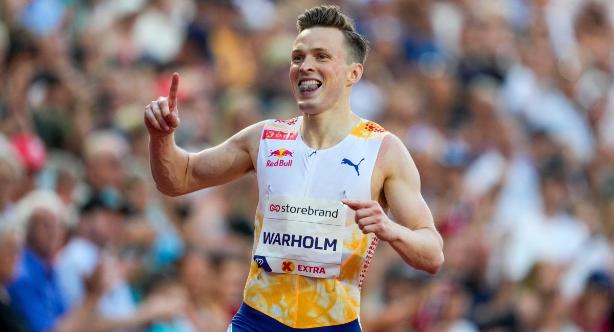 WARHOLM meraikan kejayaan meraih emas dalam acara 400m lari berpagar. FOTO AFP