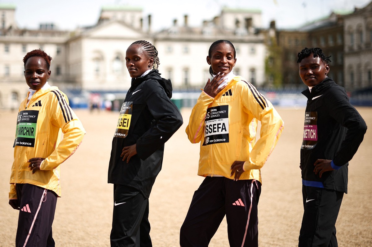 Dari kiri Peres Jepchirchir (Ethiopia), Brigid Kosgei (Kenya), Tigst Assefa (Ethiopia) dan Ruth Chepngetich (Kenya) menjelang London Maraton Ahad ini. -FOTO AFP 