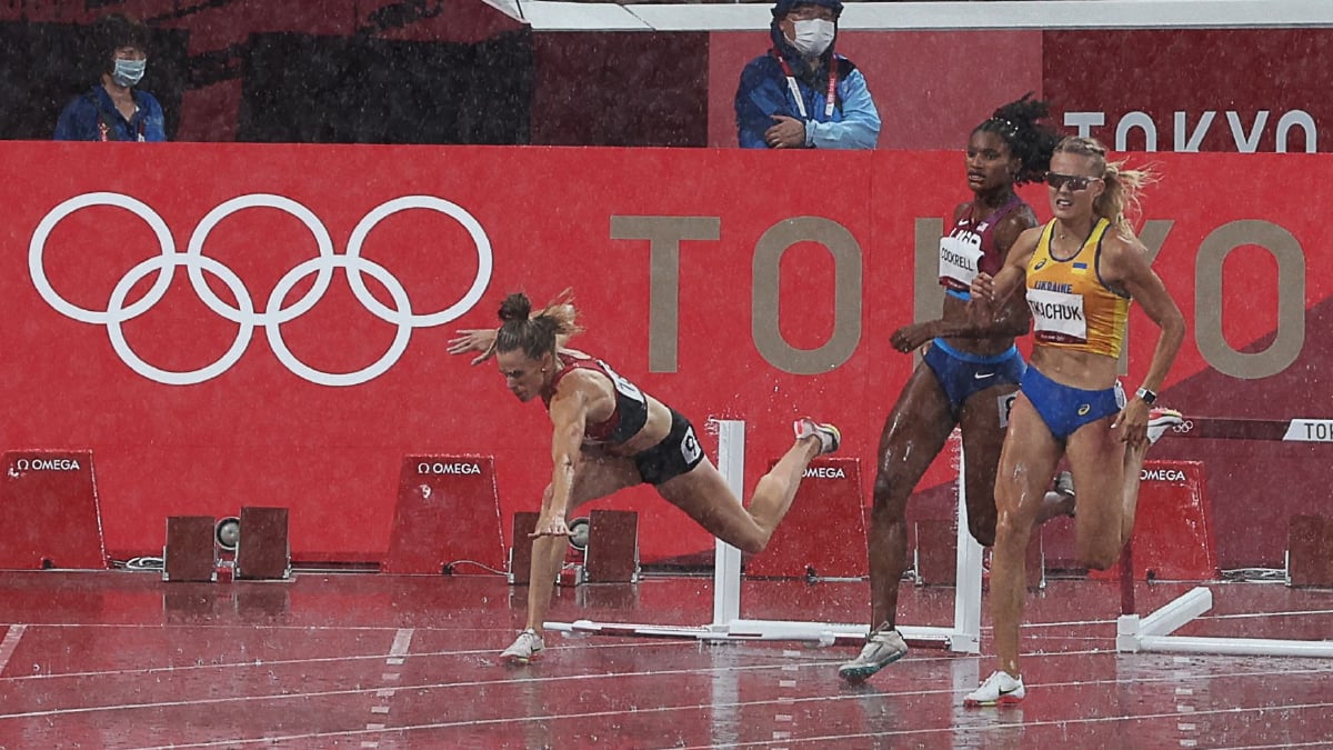 SARA  (kiri) terjatuh ketika menyertai 400 meter lari berpagar wanita. FOTO AFP 